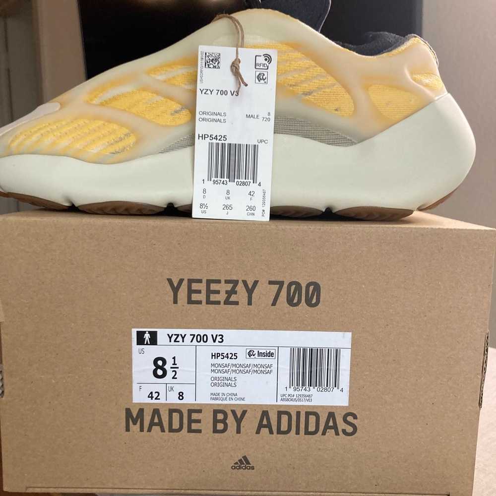 Yeezy 700 - Picture 2 of 6